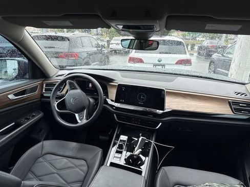 Used 2024 Volkswagen Atlas SE FWD image 12
