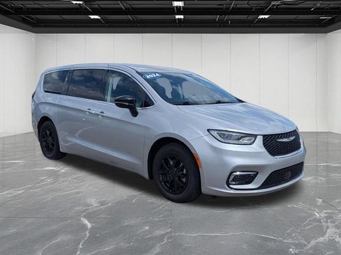 Used 2024 Chrysler Pacifica Touring-L FWD image 7