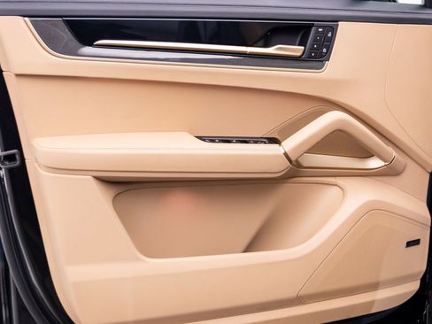 Certified 2025 Porsche Cayenne Turbo AWD/4WD image 14