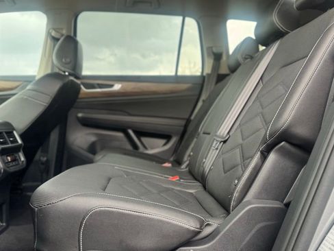 Used 2025 Volkswagen Atlas SE AWD/4WD image 19