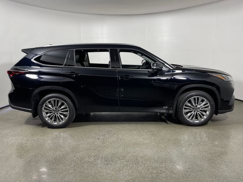 New 2026 Toyota Highlander Platinum AWD/4WD image 2