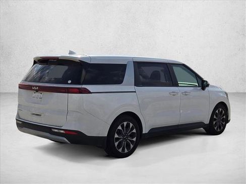 Used 2024 Kia Carnival EX image 5