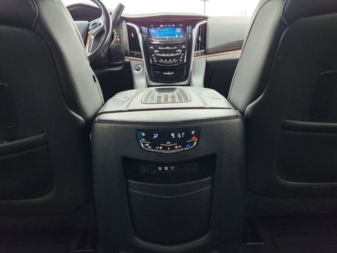 Used 2015 Cadillac Escalade Luxury image 14