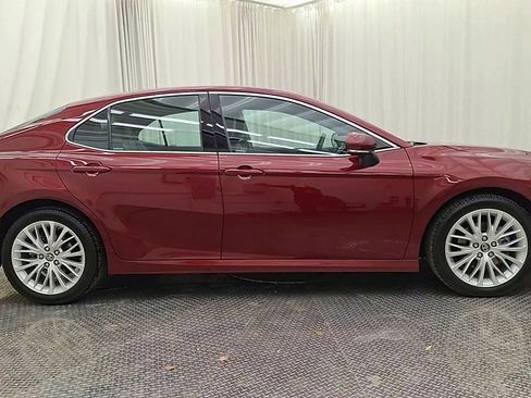 Certified 2018 Toyota Camry XLE image 6