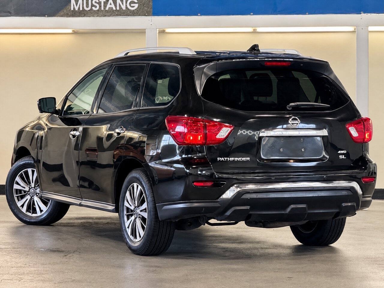 Used 2019 Nissan Pathfinder SL AWD/4WD image 4