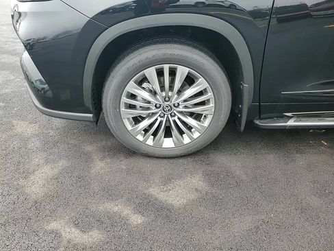 New 2025 Toyota Highlander Platinum image 7