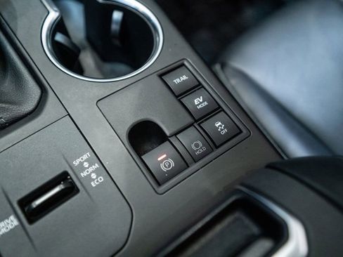 Certified 2024 Toyota Highlander XLE image 28