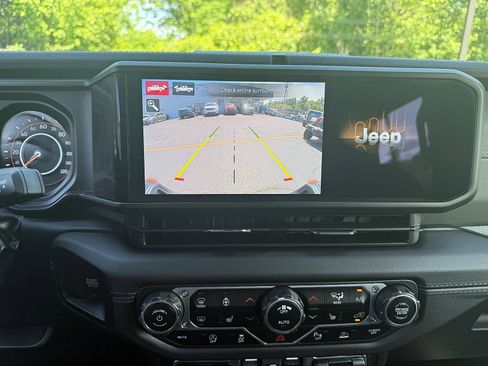 Used 2024 Jeep Gladiator Mojave AWD/4WD image 21