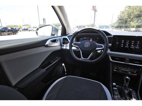 Used 2026 Volkswagen Taos SE FWD image 6