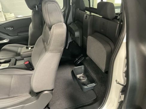 Used 2024 Nissan Frontier SV w/ SV Convenience Package image 18