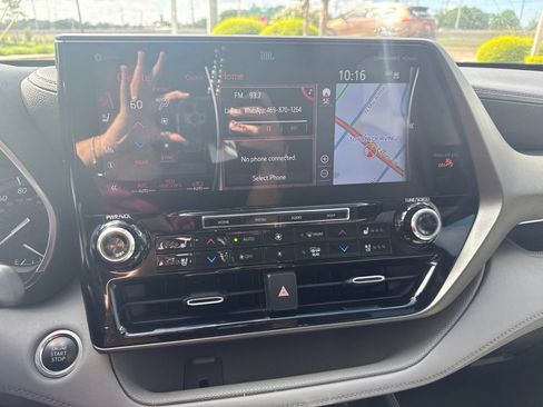 Used 2020 Toyota Highlander Limited FWD image 4