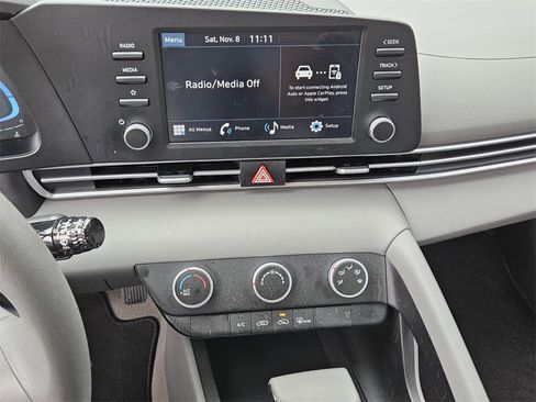 Used 2025 Hyundai Elantra SE image 17