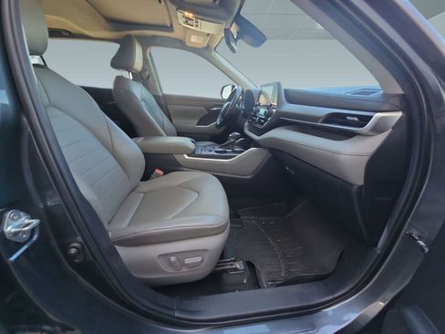 Used 2020 Toyota Highlander XLE image 25