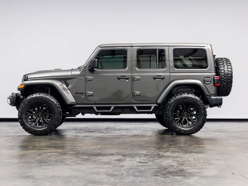 Used 2025 Jeep Wrangler Sahara image 9