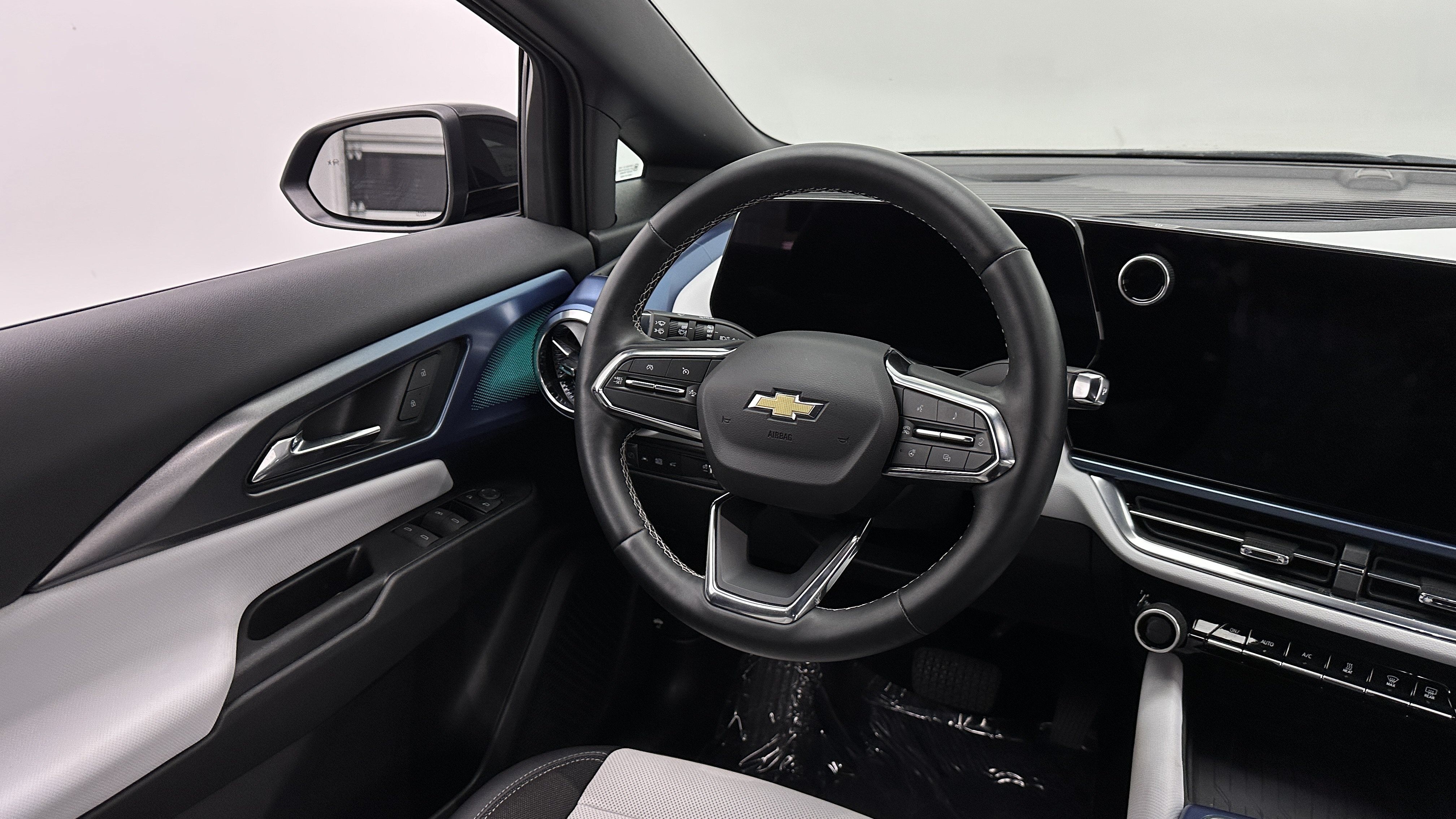 Used 2024 Chevrolet Equinox EV LT FWD image 36