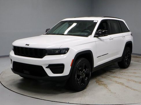 Used 2024 Jeep Grand Cherokee Altitude AWD/4WD image 7