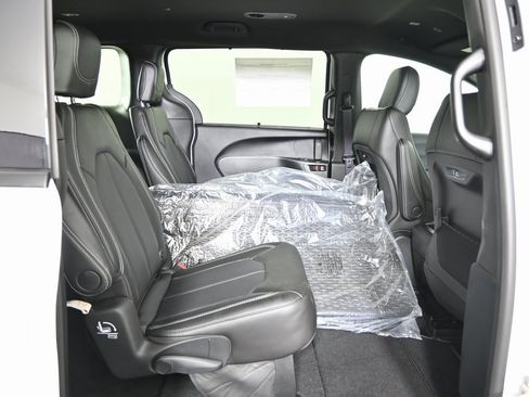 Used 2025 Chrysler Pacifica Select w/ Fav Edition Package image 15