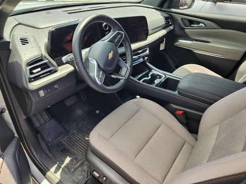 Certified 2025 Chevrolet Traverse LT w/ Driver Confidence Package FWD image 8