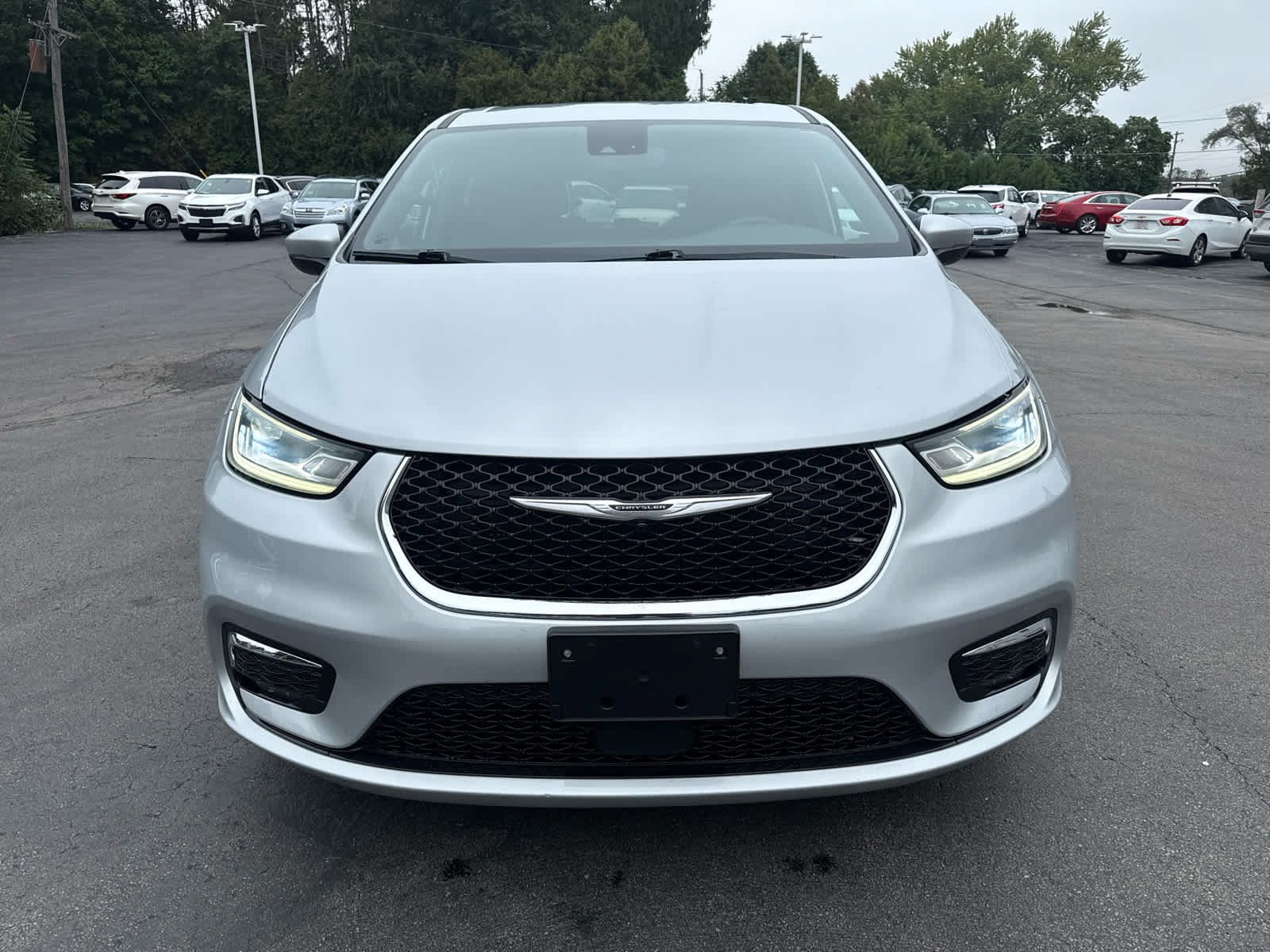 Used 2023 Chrysler Pacifica Touring FWD image 8