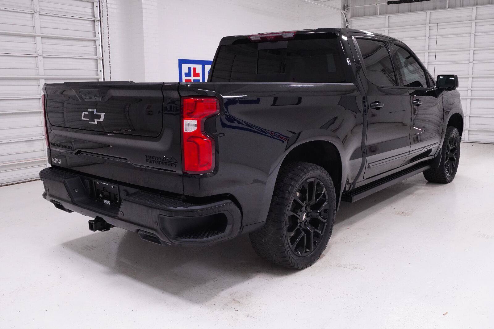 Used 2025 Chevrolet Silverado 1500 High Country w/ High Country Premium Package AWD/4WD image 30