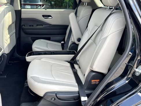 Used 2024 Nissan Pathfinder SL w/ SL Premium Package AWD/4WD image 18