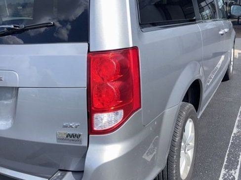 Used 2020 Dodge Grand Caravan SXT image 7
