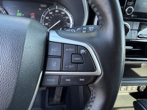 Used 2022 Toyota Highlander XLE image 12