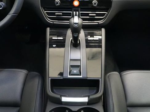 Certified 2026 Porsche Macan AWD/4WD image 20