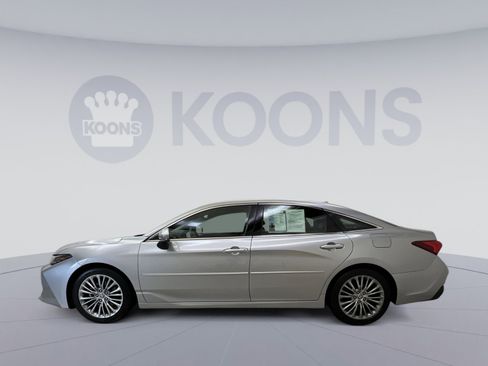 Used 2022 Toyota Avalon Limited image 2