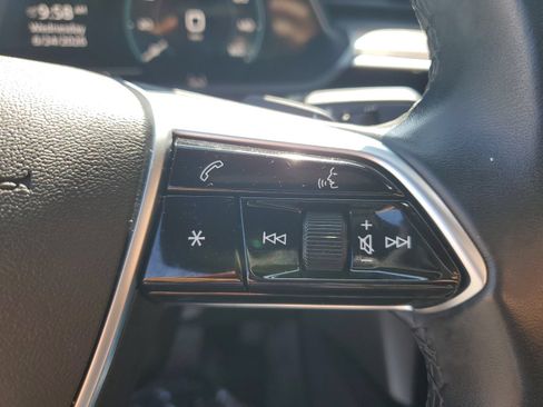 Used 2022 Audi e-tron Premium Plus w/ Premium Plus Package AWD/4WD image 31