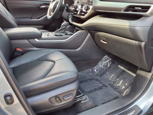 Certified 2023 Toyota Highlander XLE image 9