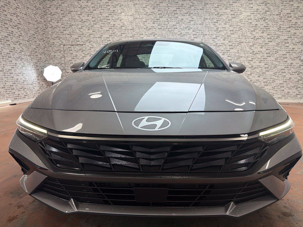 Certified 2024 Hyundai Elantra Limited FWD image 2