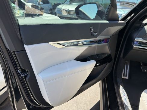 Certified 2023 BMW i7 xDrive60 w/ Parking Assistance Package AWD/4WD image 8