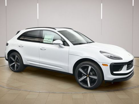 Certified 2026 Porsche Macan AWD/4WD image 26
