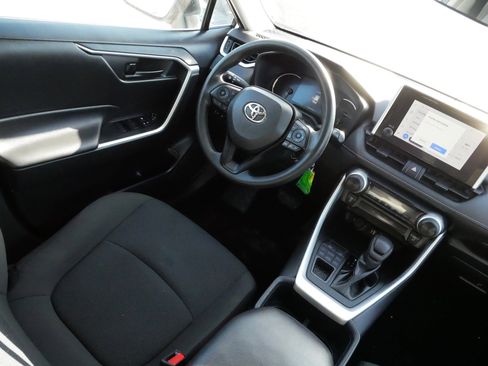 Used 2023 Toyota RAV4 LE image 9