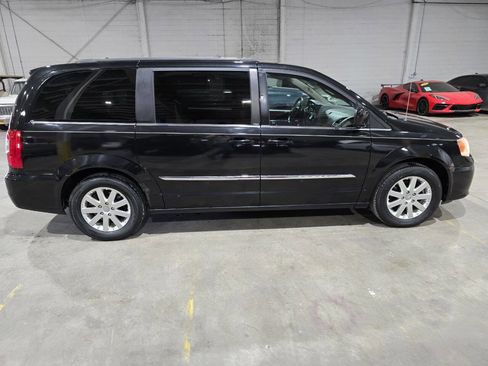 Used 2013 Chrysler Town & Country Touring image 15