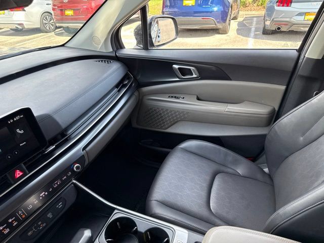 Used 2025 Kia Carnival FWD image 41