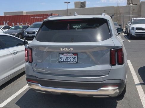Used 2025 Kia Sorento S w/ Panoramic Sunroof Package FWD image 5