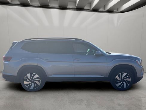Used 2025 Volkswagen Atlas SE image 11