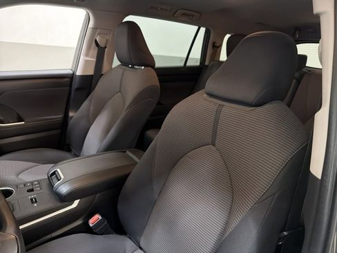 Used 2023 Toyota Highlander L FWD image 5