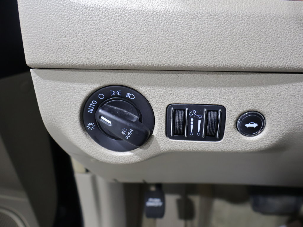 Used 2013 Chrysler 300 AWD w/ Driver Convenience Group image 32