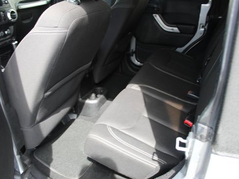 Used 2015 Jeep Wrangler Unlimited Sahara w/ Max Tow Package image 7