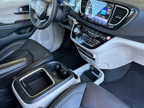 Used 2024 Chrysler Pacifica Touring-L image 15