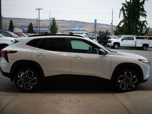 Used 2025 Chevrolet Trax RS image 7