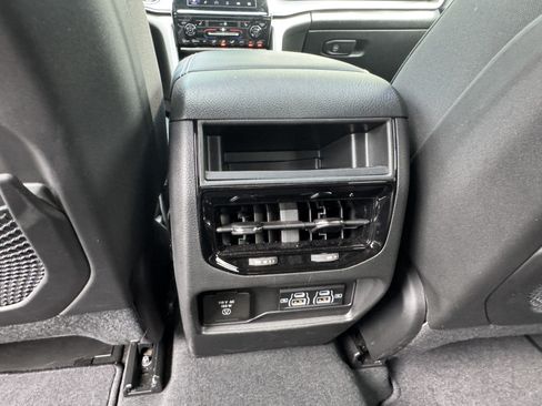Used 2025 Jeep Grand Cherokee Altitude AWD/4WD image 25