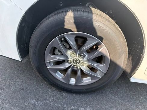 Used 2024 Toyota Sienna XLE FWD image 3