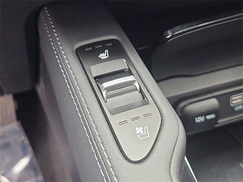 Used 2024 Kia Telluride EX w/ EX Captain's Chair Package image 19