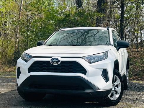 Used 2020 Toyota RAV4 LE image 1
