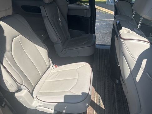 Used 2017 Chrysler Pacifica Limited w/ UConnect Theater Package FWD image 32