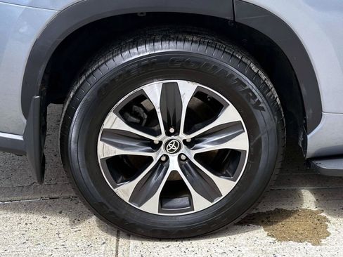 Used 2020 Toyota Highlander XLE AWD/4WD image 12